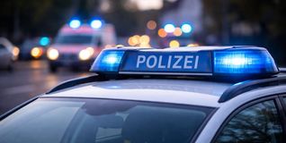 Polizeieinsatz mit Blaulicht. Bild: KI-generiertes Symbolbild
